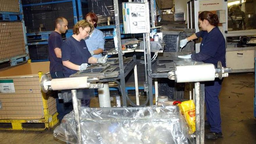 Trabajadores de la fábrica Tréves, auxiliar de Citroën, ubicada en el poligono de         O Campiño.  // Rafa Vázquez