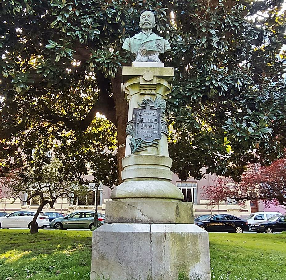 Monumento a Antonio Dorado en el parque de Sama. | M. Á. G.