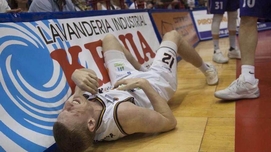 Jesperson, por los suelos, tras un choque con un jugador local.