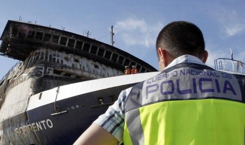 EL BUQUE INCENDIADO ULTIMA LAS MANIOBRAS DE ATRAQUE EN EL PUERTO DE SAGUNTO