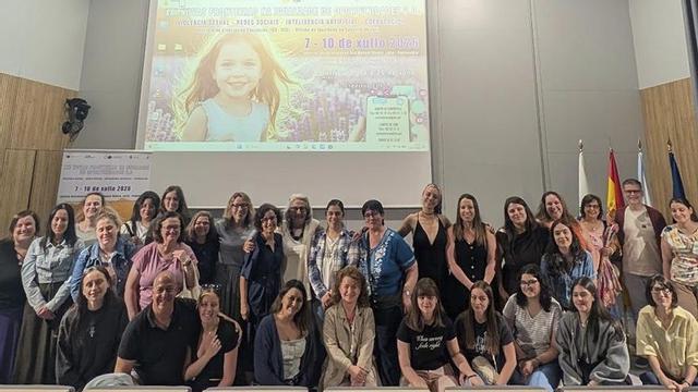 Foto de familia de participantes y organizadores del curso de igualdad celebrado en Lalín.