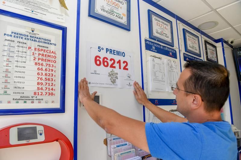 22-12-19  GRAN CANARIA. ZONA SUR. SAN BARTOLOME DE TIRAJANA. Seguimiento de la Loteria de Navidad en la Zona Sur, Administracion de Loteria nº 4 de Playa del Inglés que repartio el 5º Premio de Loteria de Navidad.  Fotos: Juan Castro.  | 22/12/2019 | Fotógrafo: Juan Carlos Castro