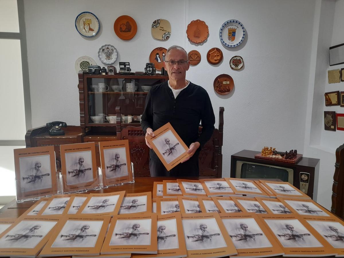 Jesús Santana, presidente de la Asociación cultural Entre Amigos, posa junto a algunos de los ejemplares del primer método de contra canaria.