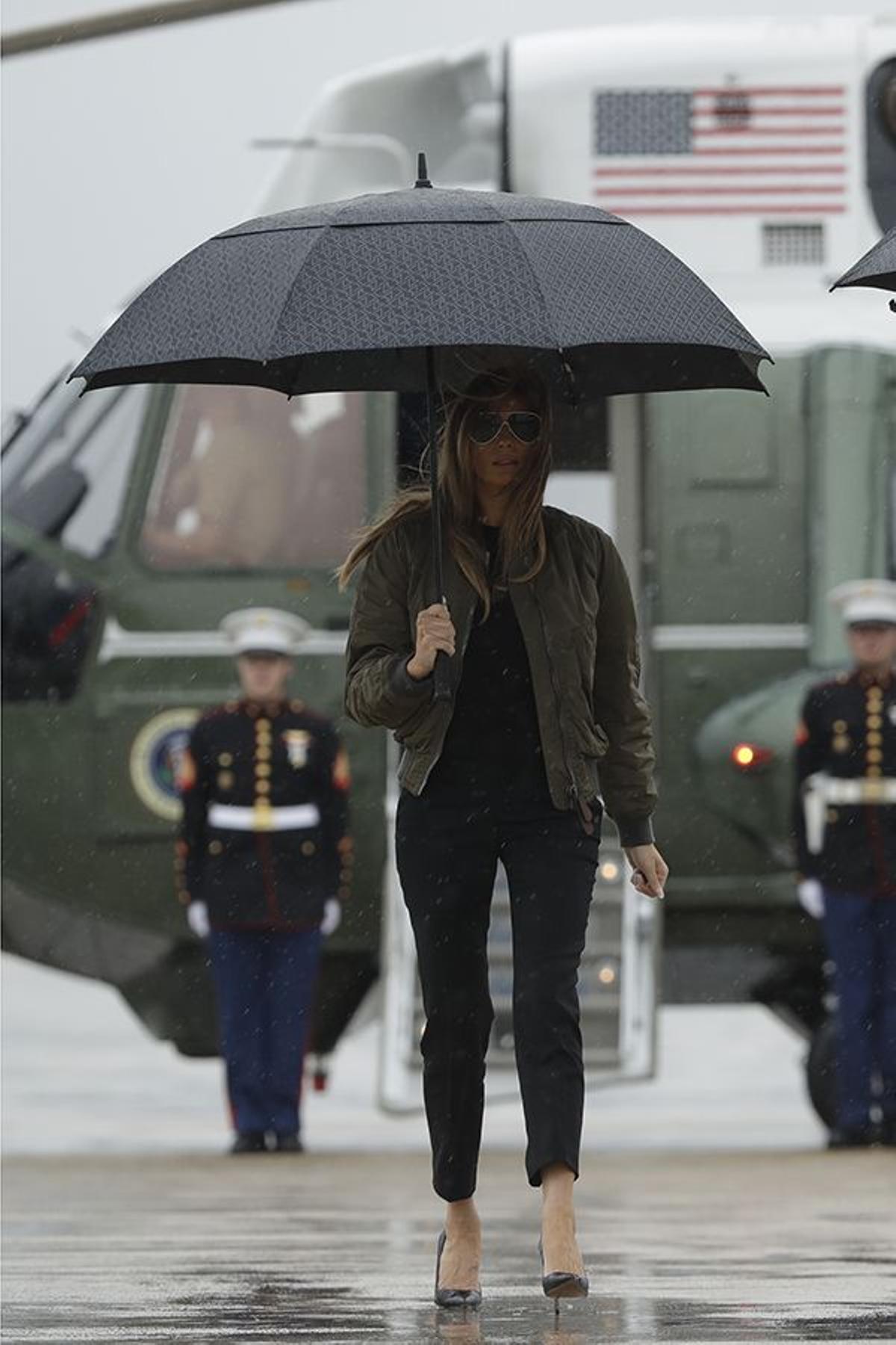 Melania Trump y su marido bajo la intensa lluvia de Washington