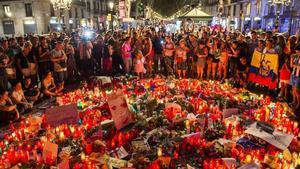 Peluches, velas, dibujos y notas depositadas en memoria de las víctimas del atentado en el Pla de l’Os a la Rambla de Barcelona. 