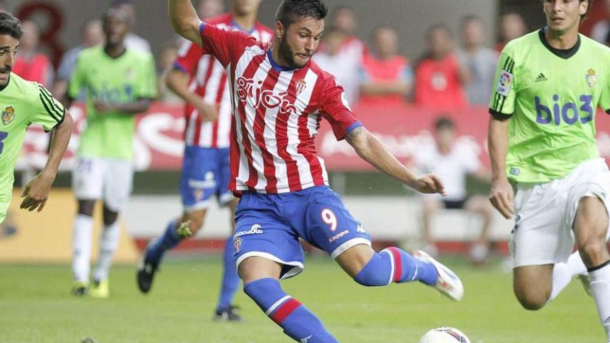 Guerrero se dispone a golpear un balón en el partido del pasado domingo ante la Ponferradina.