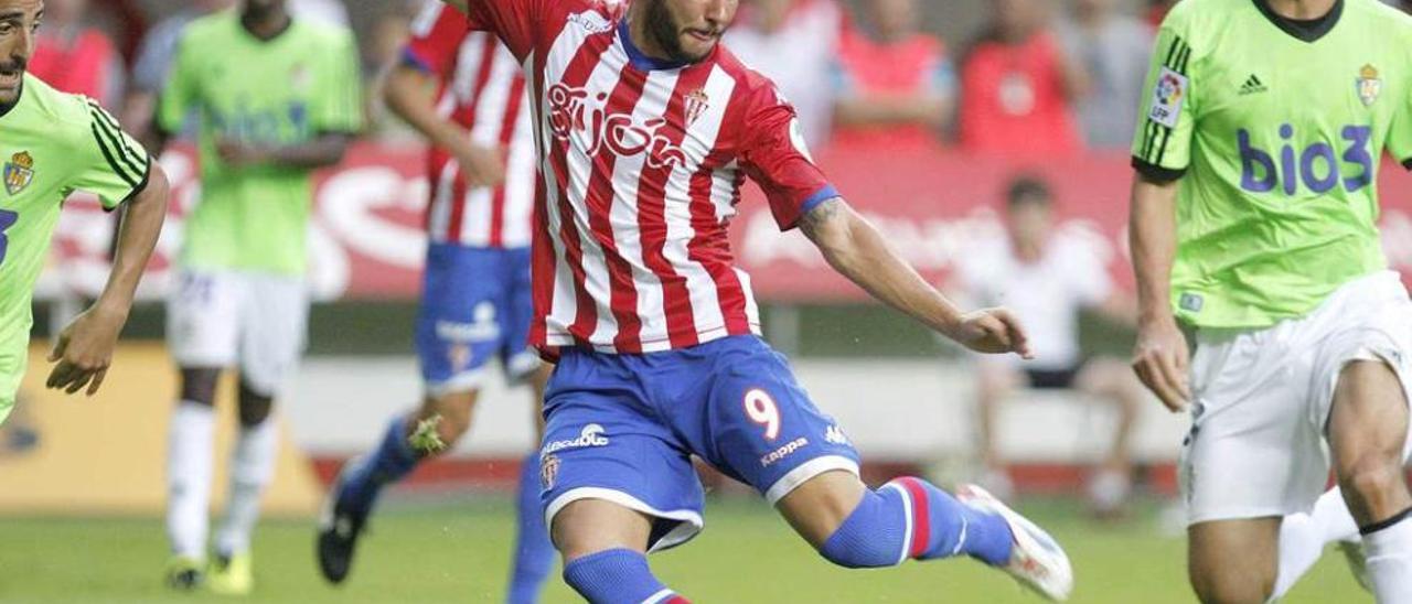 Guerrero se dispone a golpear un balón en el partido del pasado domingo ante la Ponferradina.