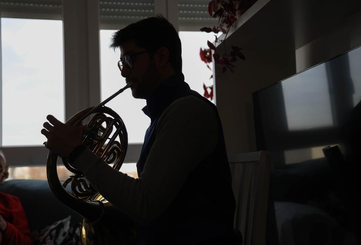 Eliseo Escrig es voluntario de 'Músicos por la salud', colabora con Cruz Roja en esta acción y es miembro de la Primitiva de Llíria