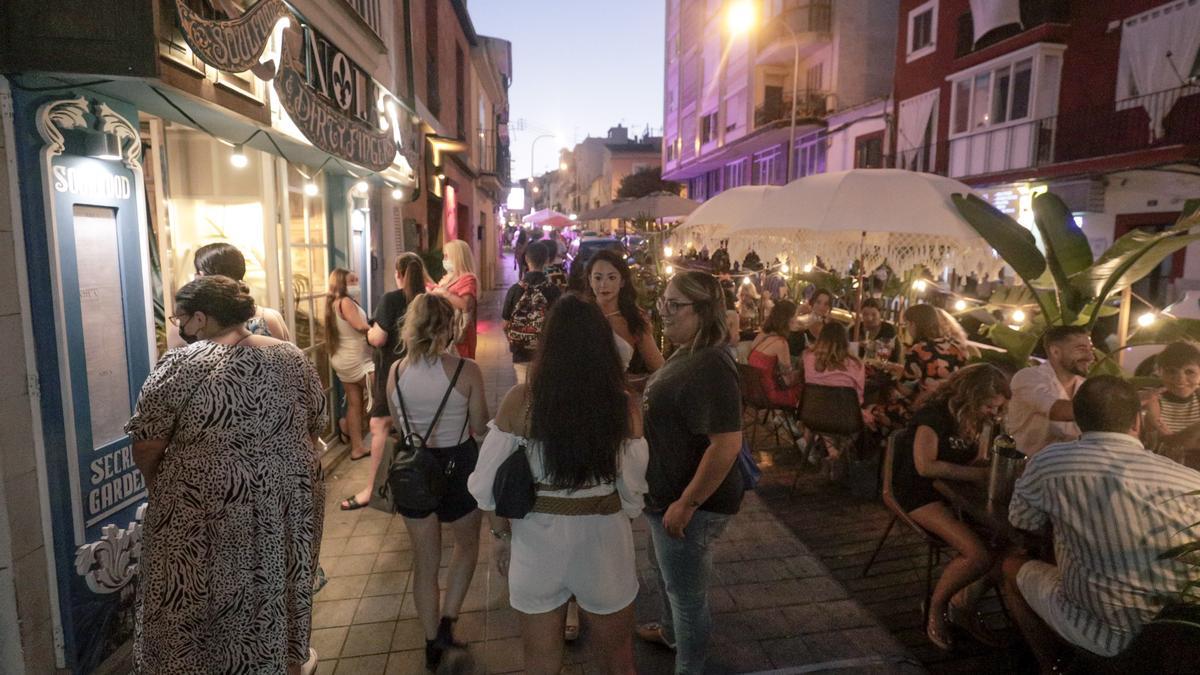 Una terraza llena de gente en Santa Catalina.