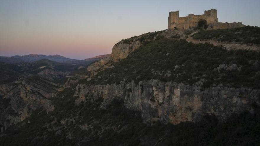 Vista general del Castillo de Chirel desde 
la senda que sube hasta la cima.
Fernando Bustamante | FERNANDO BUSTAMANTE