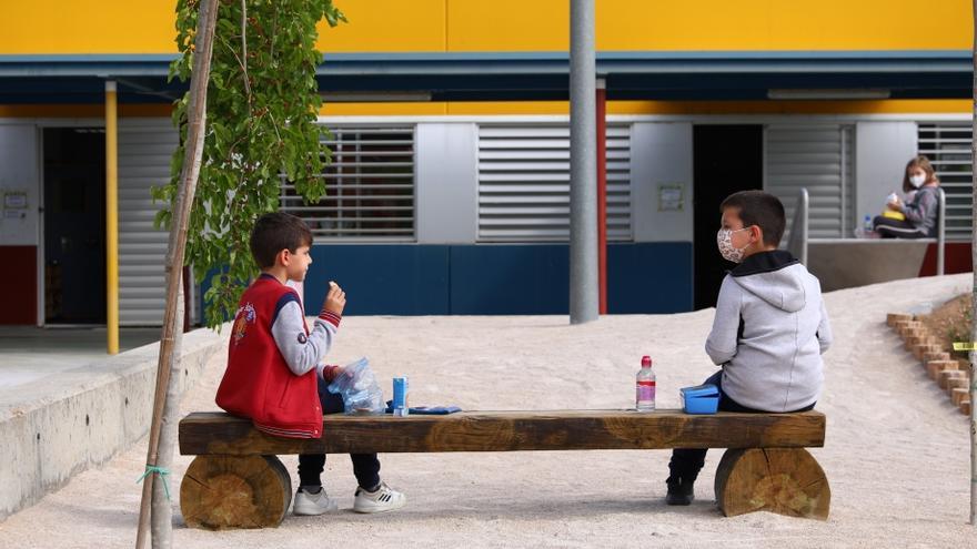 Dos alumnos en un colegio de Zuera, a principios de este curso.