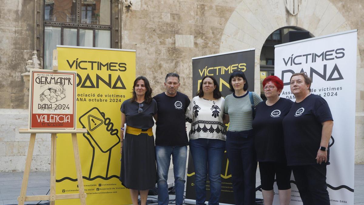 Representantes de la Associació de víctimes de la dana 29 d'octubre de 2024, frente al Palau de la Generalitat, este miércoles.