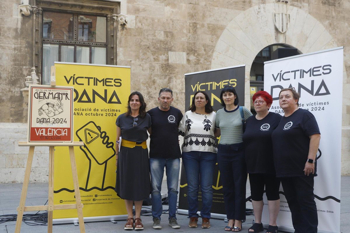 Víctimas de la dana, frente al Palau: Mientras hago la declaración de mi marido y mi hija muertos, Mazón sigue de presidente