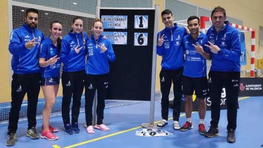 Por la izquierda, Alberto Zapico, Claudia Leal, Lorena Uslé, Laura Solís, Álvaro Leal, Lino Muñoz y el entrenador, Óscar Martínez, ayer, en Valencia.