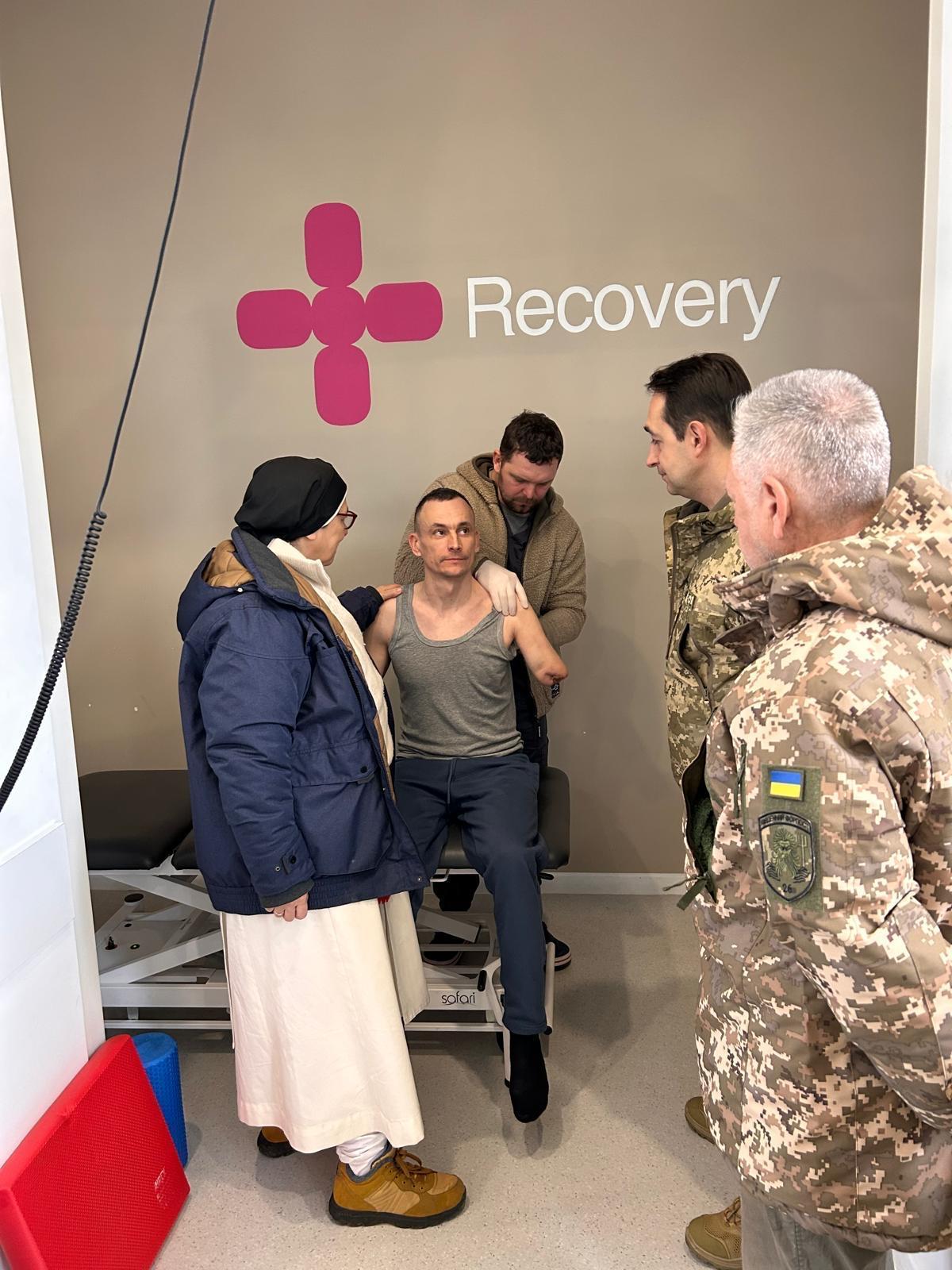 Caram amb un ferit amb un braç amputat