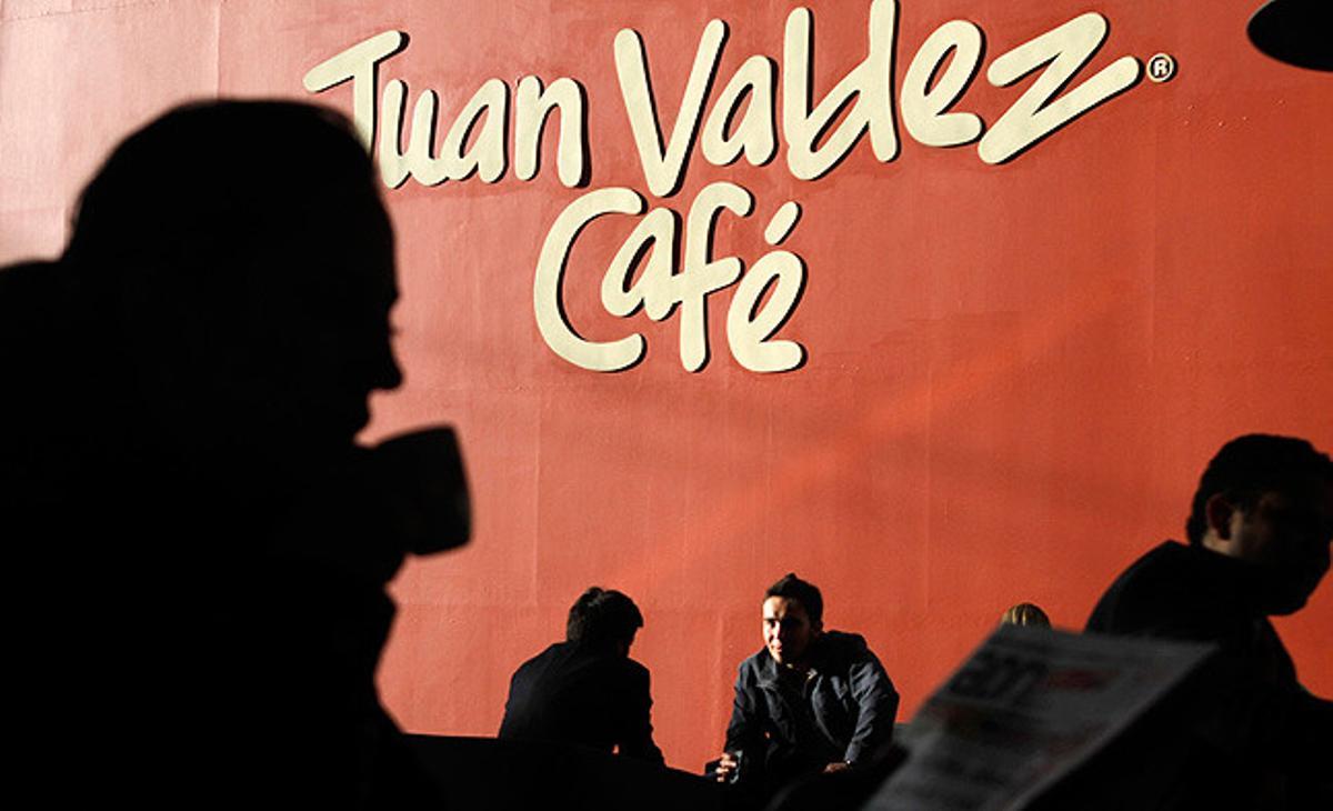 Diversos turistes prenen cafè en un local de Bogotà.