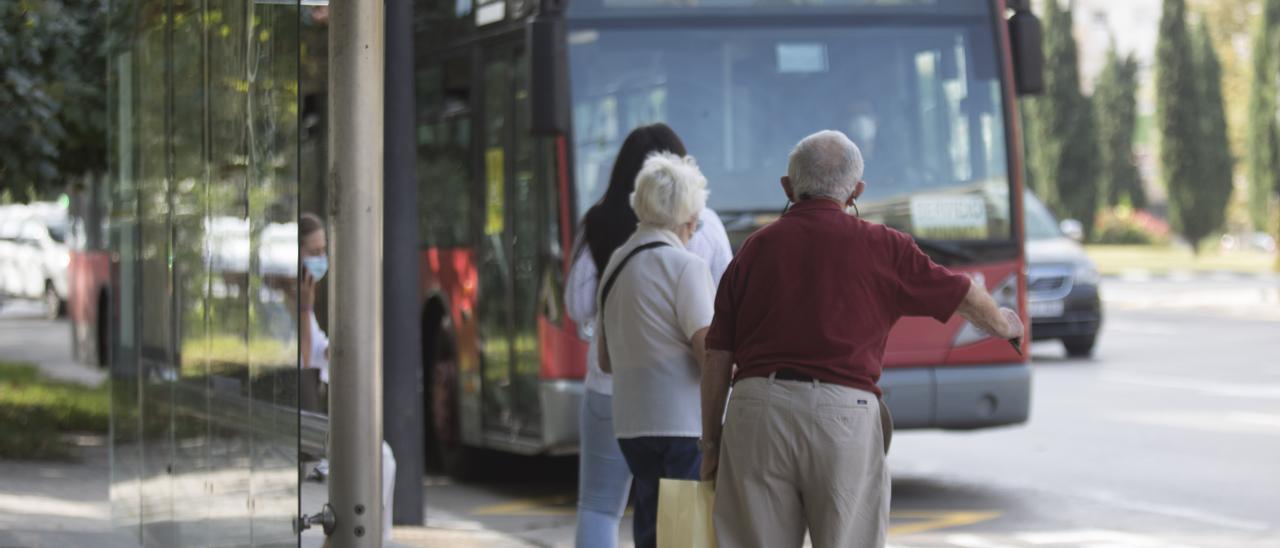 Un autobús de la EMT se detiene en una parada en València.