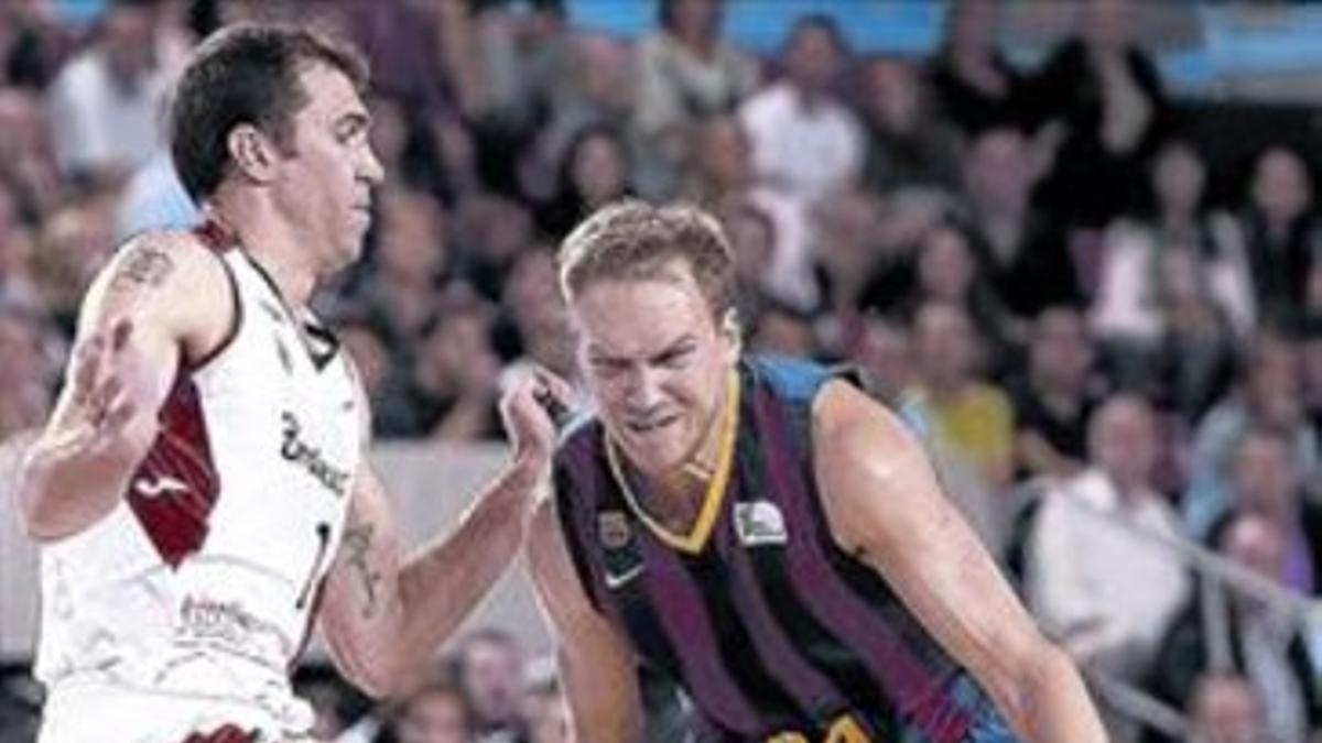 Oleson, del Barça, controla el balón ante Dewar, anoche en Manresa.