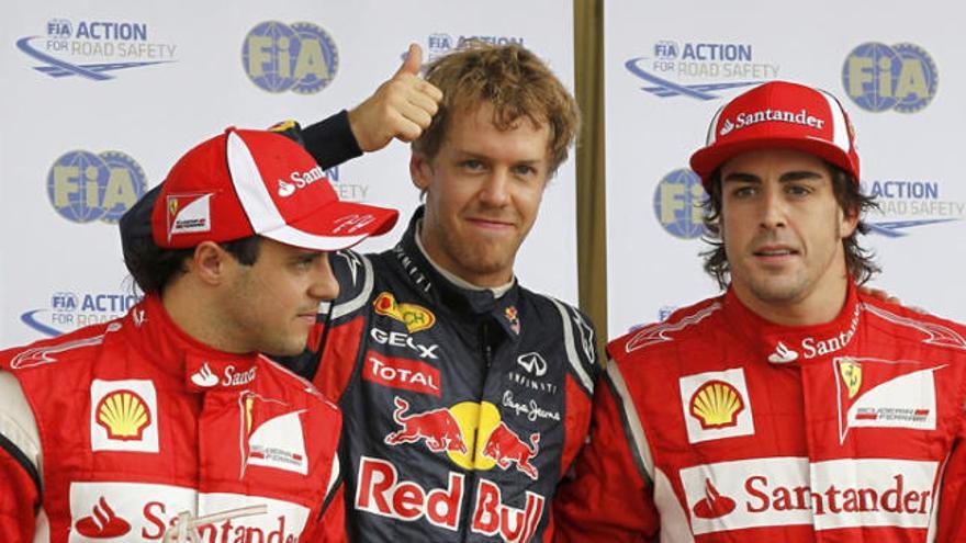 Sebastian Vettel (Red Bull) aixeca el dit gros entre Felipe Massa i Fernando Alonso (Ferrari).