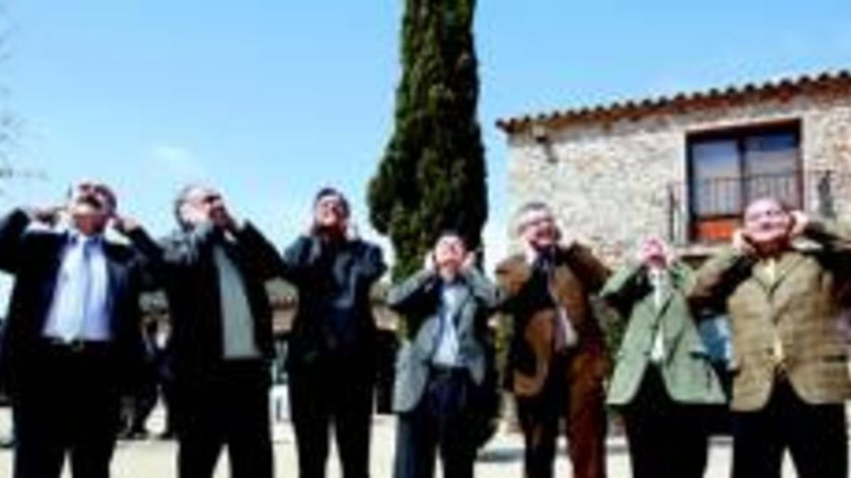 Desde la izquierda, los alcaldes de Castelldefels (Antoni Padilla), Begues (Ramon Guasch), Sitges (Jordi Baijet), El Prat (Lluís Tejedor), Gavà (Joaquim Balsera), Sant Boi (Jaume Bosch) y Viladecans (Carles Ruiz), ayer.