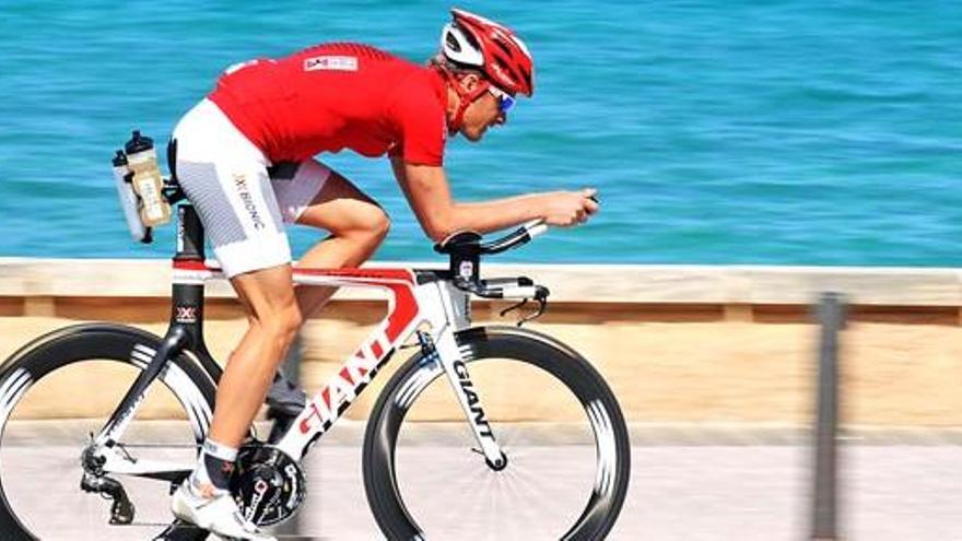 Kilometer abstrampeln: Triathlet Timo Bracht diese Woche beim Training an der Strandpromenade von Can Picafort