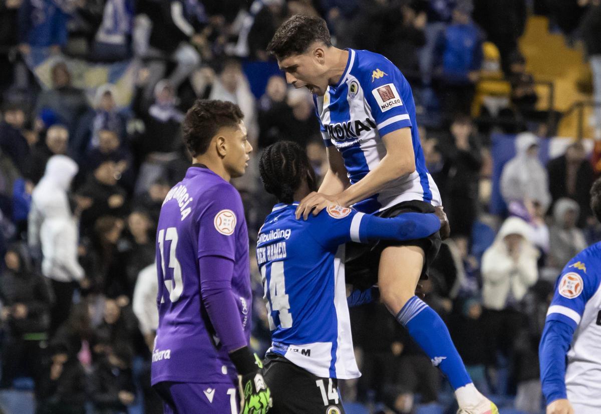 Roger Colomina festeja un gol con Ben Hamed en el Rico Pérez.