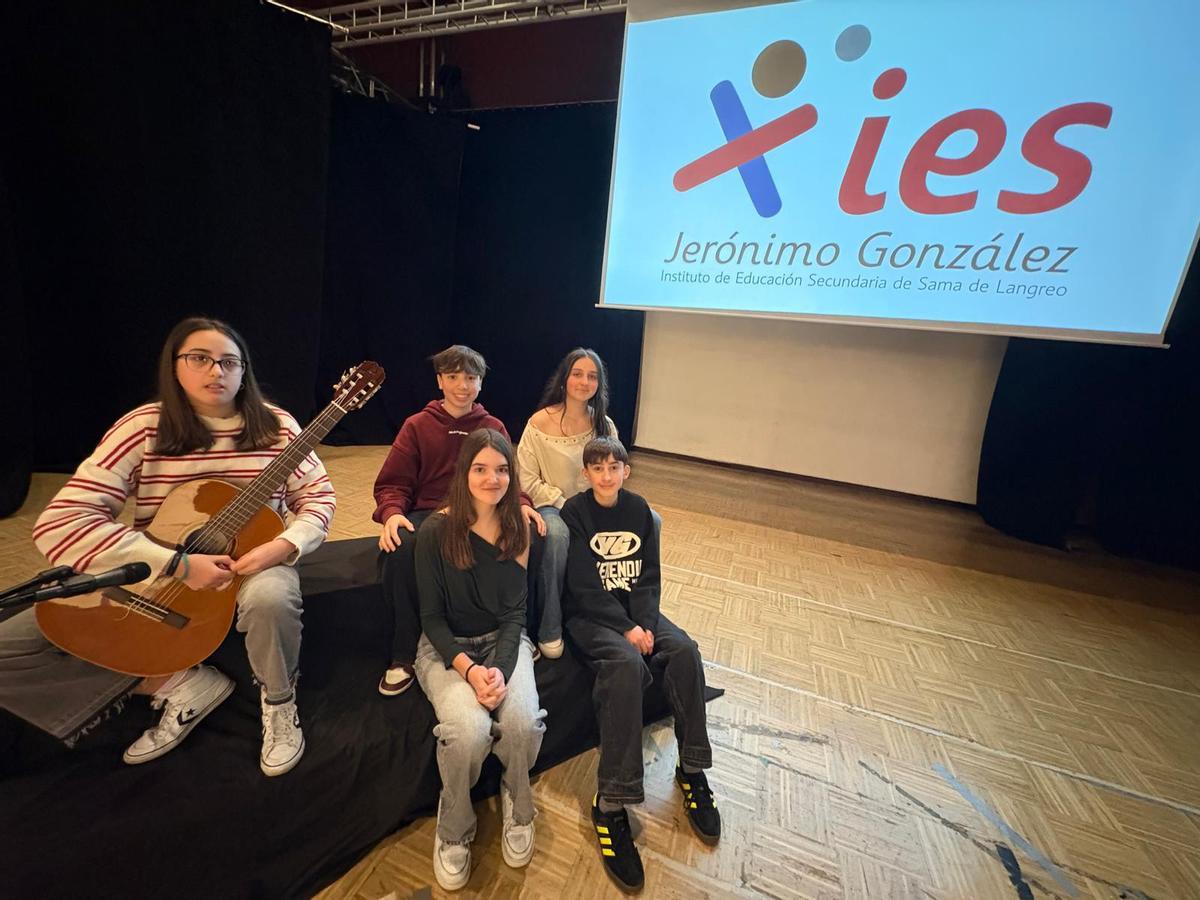 Paula Pérez Santos (con la guitarra), Paula Álvarez y Gabriel Olmedo (delante) y Hugo Iglesias y Lucía Gamonal