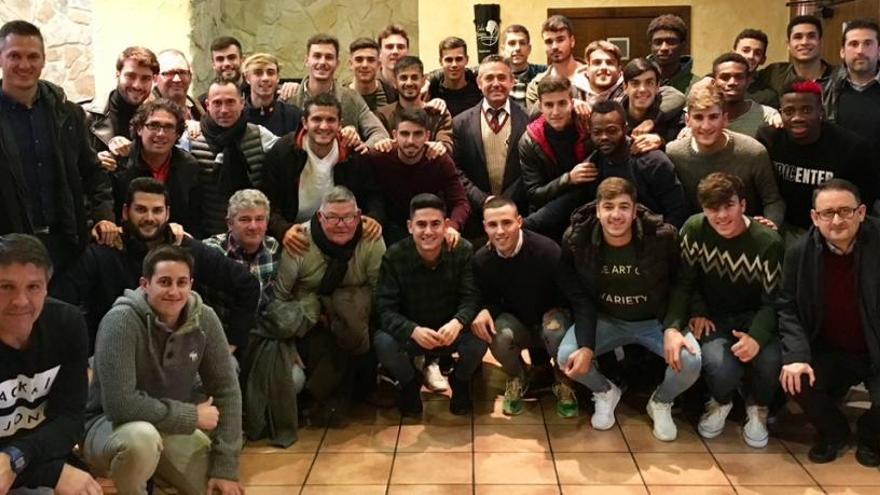 Los jugadores y técnicos del filial posan tras la cena de Navidad junto al presidente del Elche y consejeros