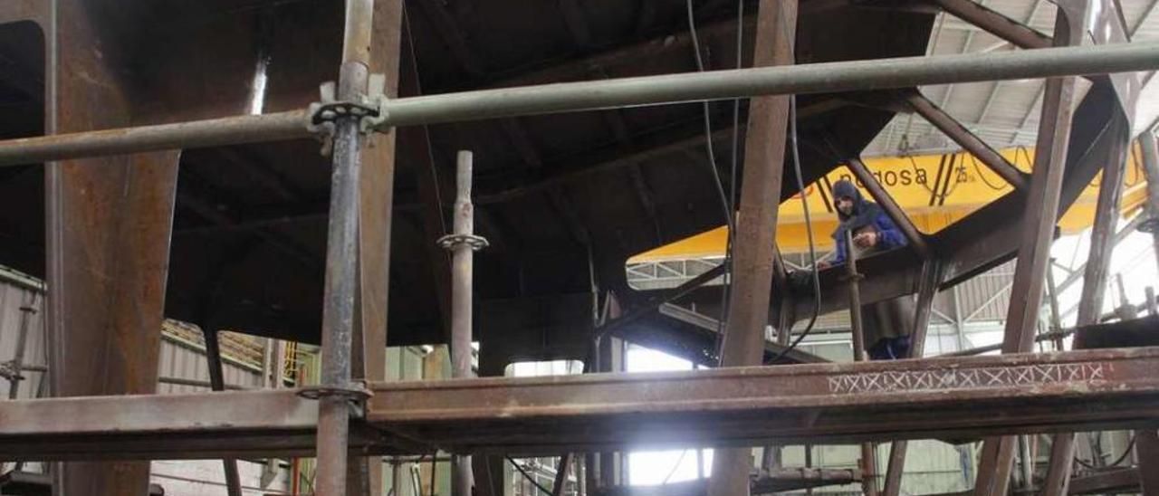 Un operario de Nodosa trabaja en la superestructura de un remolcador de 30 metros de eslora.  // S. Álvarez
