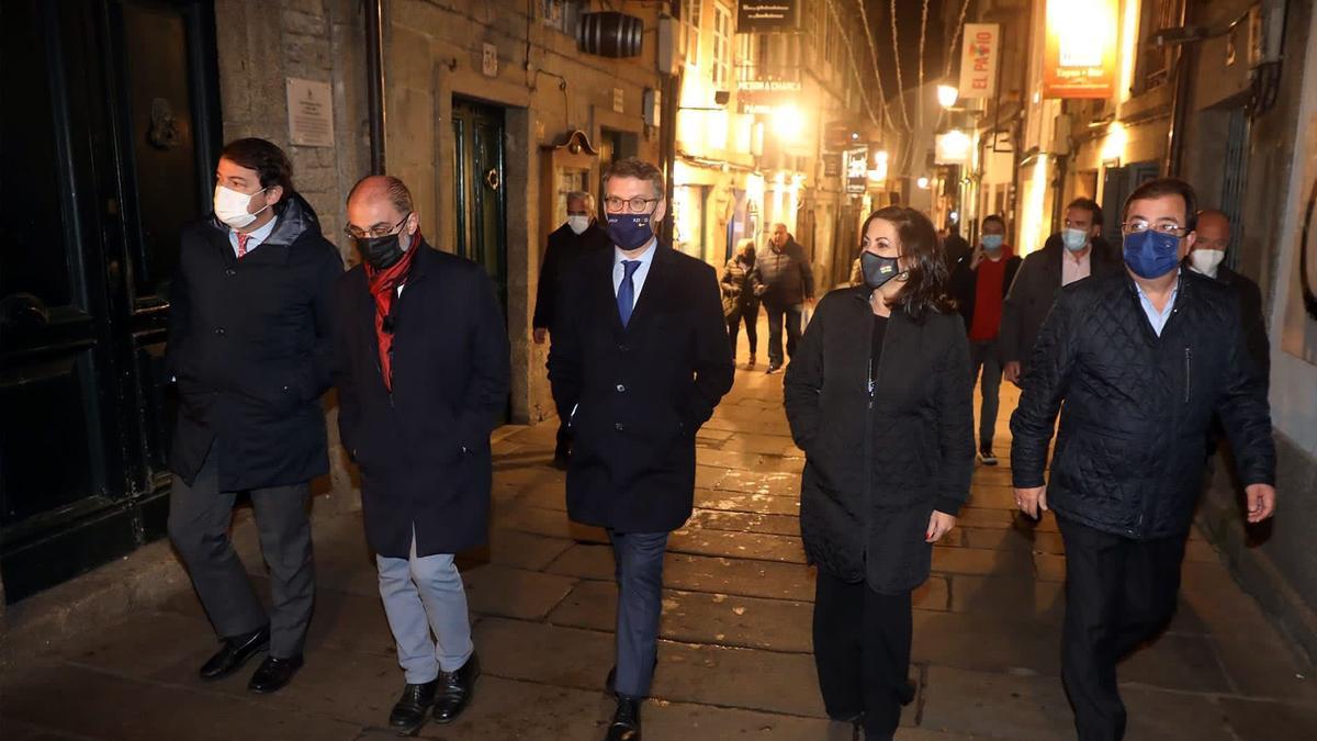 El presidente Lambán y otros presidentes, paseando el lunes por Santiago