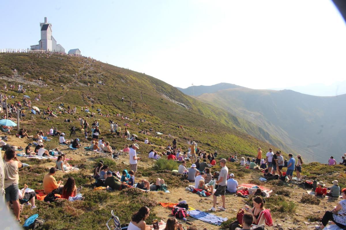 Así se vive el eclipse desde la estación de Pajares: cientos de personas ven sin problemas el esperado evento astronómico, "es increíble"