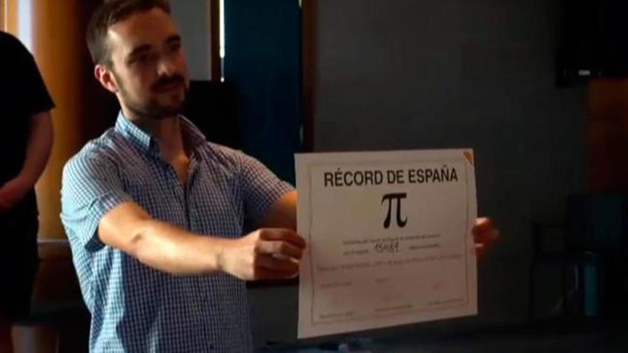 Un joven químico gallego bate el récord de memorización de decimales del número Pi en España