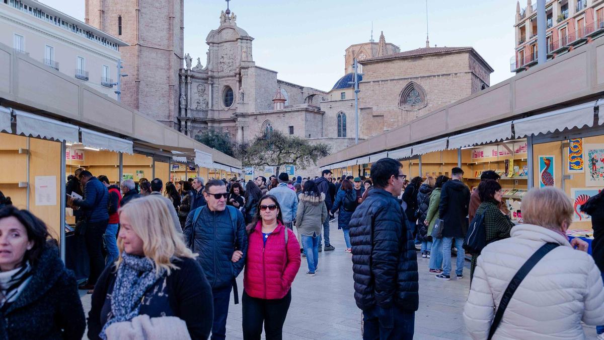 La fira a la nova ubicació en la plaça de la Reina