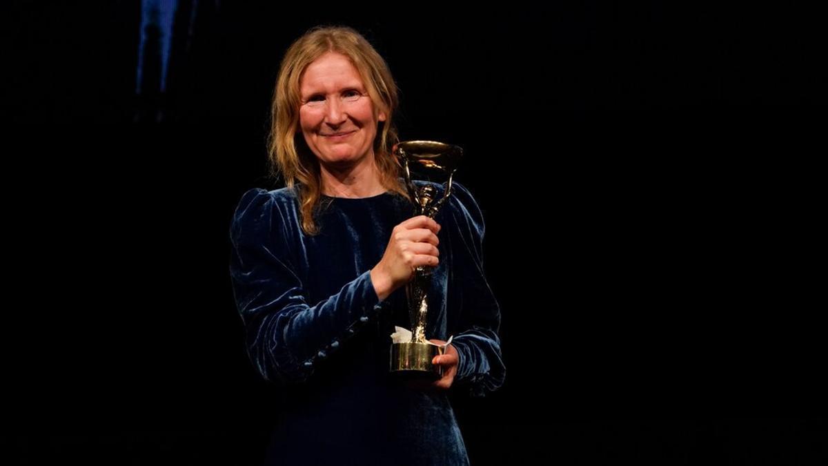 Samantha Harvey posa con el trofeo del premio Booker.