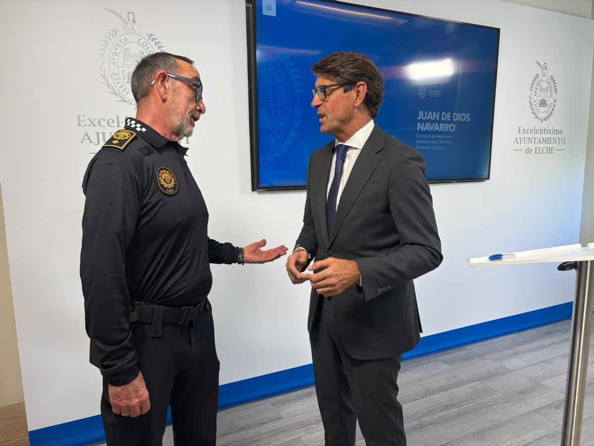 El comisario de Policía Local y el concejal de Recursos Humanos explicaban este miércoles el dispositivo especial de Semana Santa en Elche