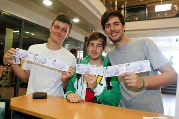 Aficionados del Real Zaragoza recogen sus entradas para la 'final' ante el Getafe