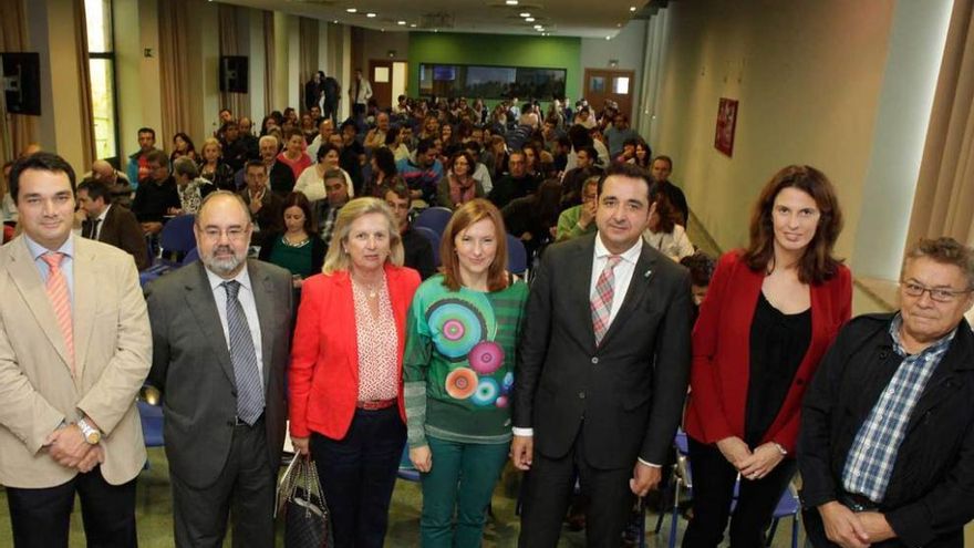 Julio González Zapico, tercero por la derecha, con otros participantes en la jornada.