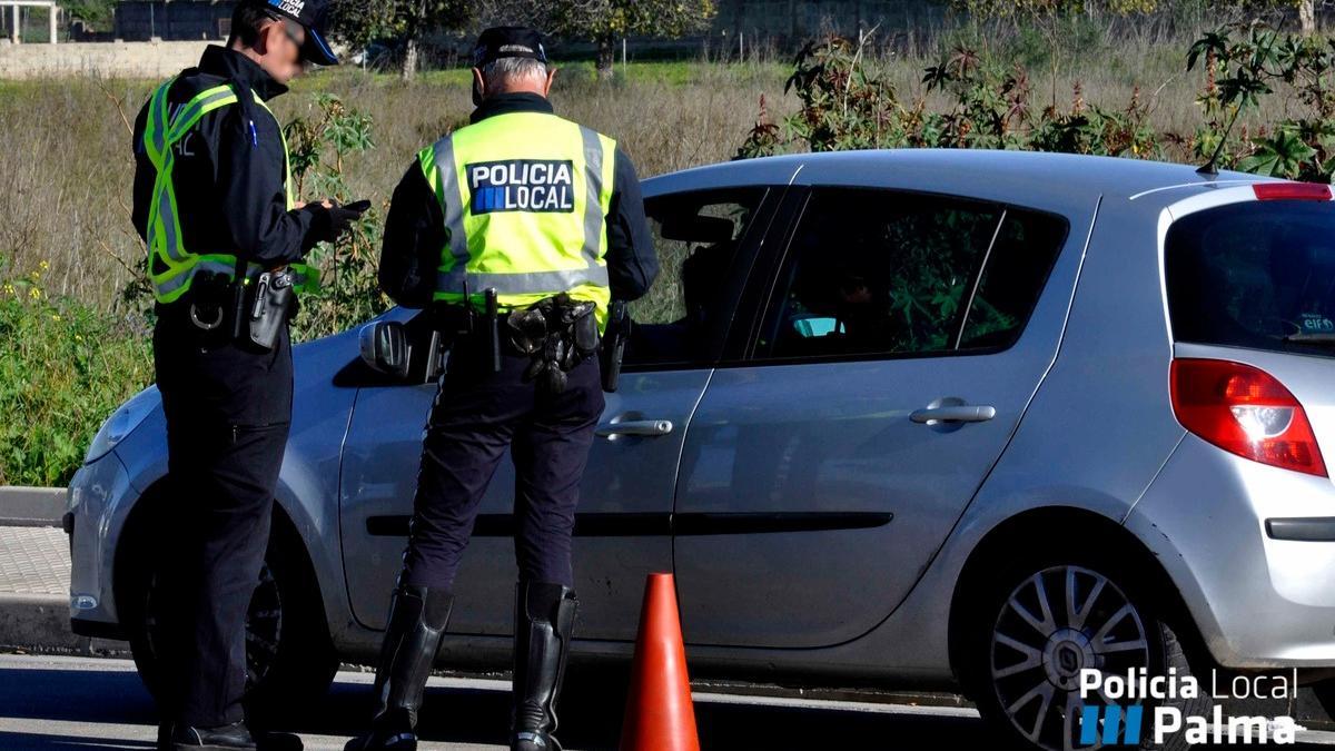 Agentes de la Policía Local de Palma paran a un conductor.