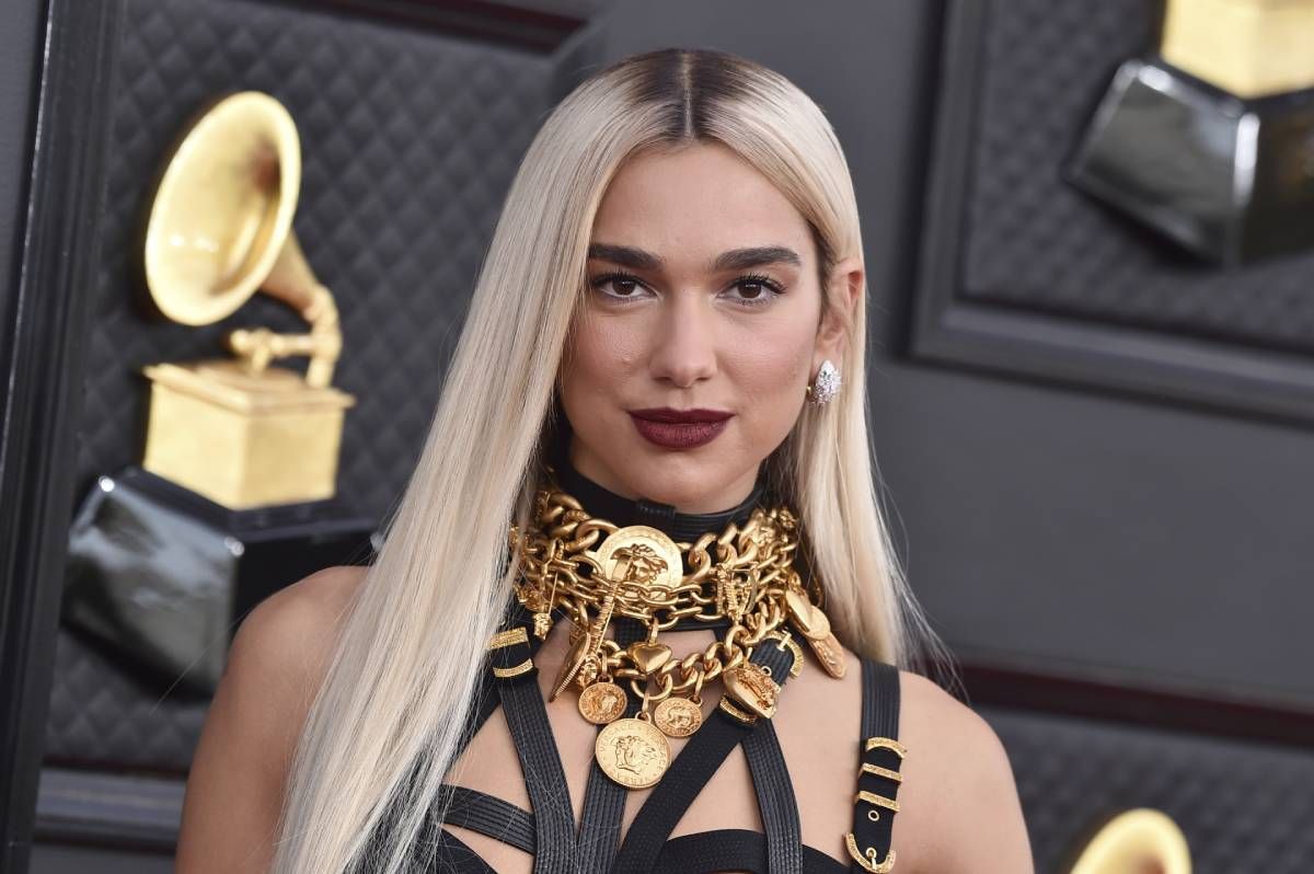 Dua Lip con vestido bondage de Versace en los Grammy 2022