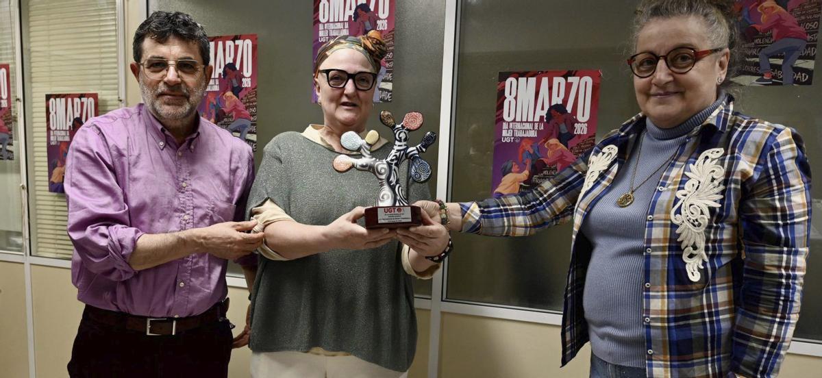 Margarita Barcia Sanmartín (centro) recoge el Premio 8 de Marzo de UGT Pontevedra. | RAFA VÁZQUEZ