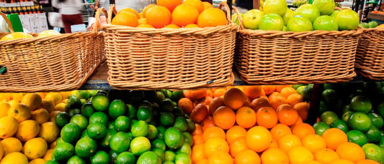 Piezas de fruta en un supermercado.