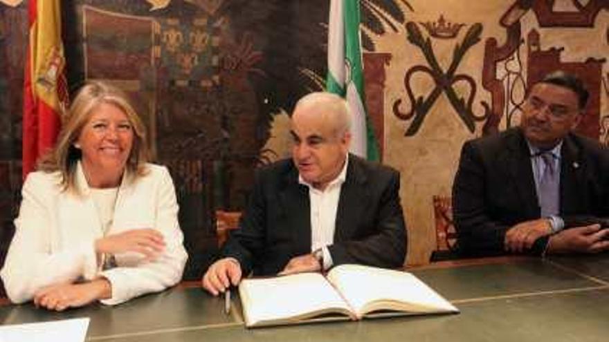 La alcaldesa, Ángeles Muñoz, y el presidente de la compañía, Ghazi Abu Nahl, ayer.