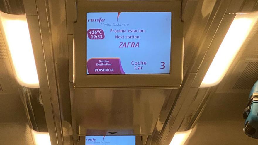 El tren Sevilla-Plasencia impacta contra un coche en Zafra