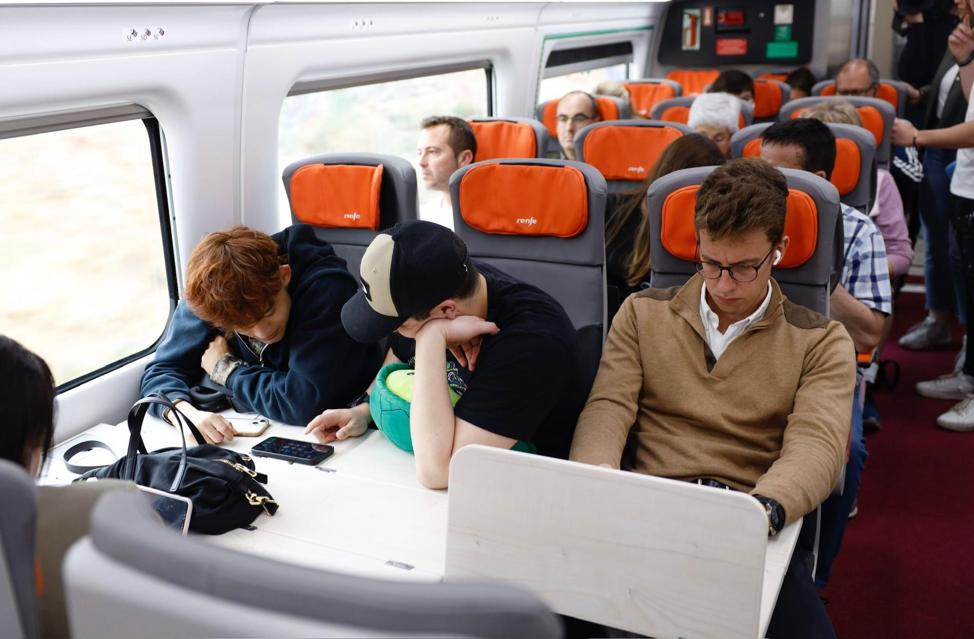 EN IMÁGENES | El nuevo Avril de Renfe ya para en Zaragoza: así ha sido su primer viaje