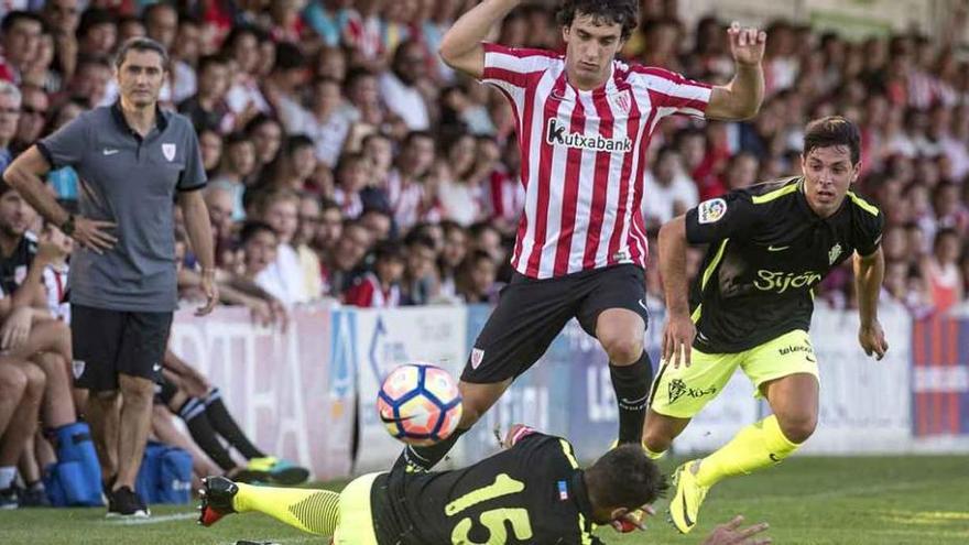 Valverde observa una acción del partido jugado ayer.