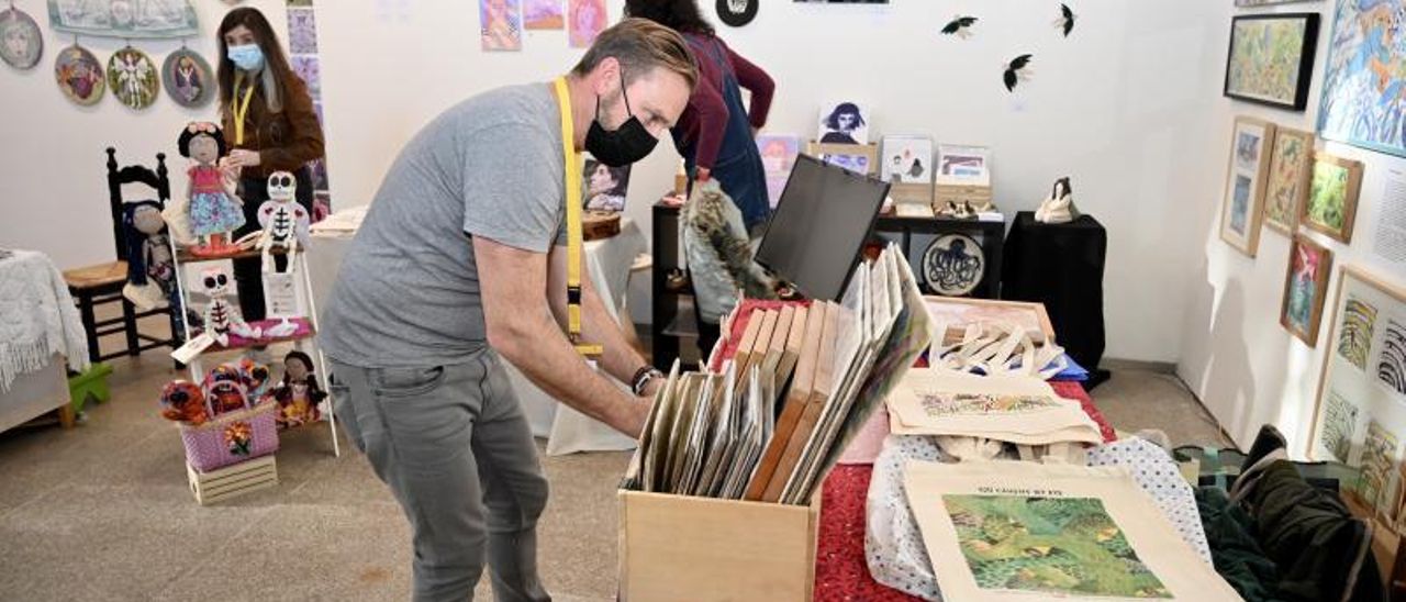 Últimos retoques a un dos stands do Culturgal. // Rafa Vázquez