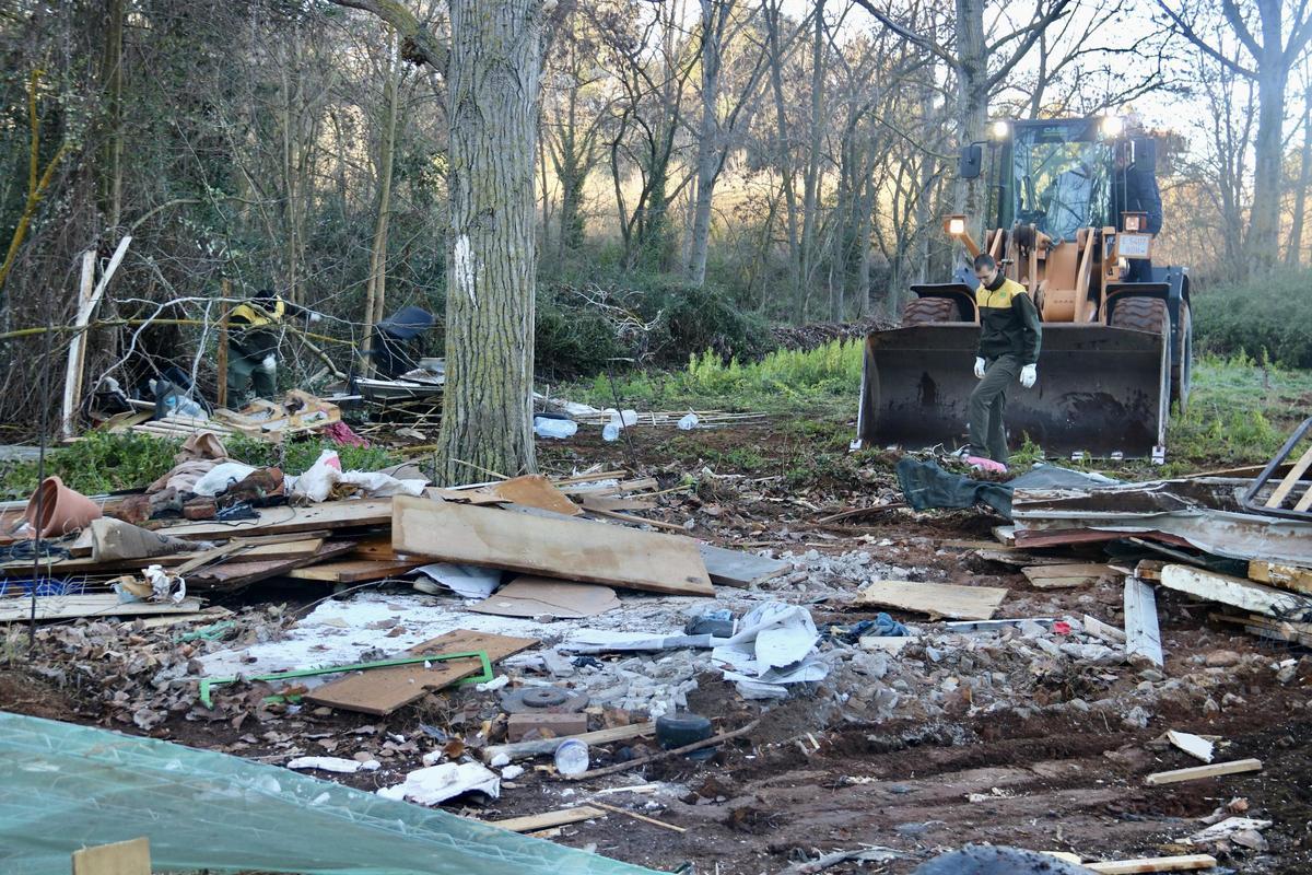 Dispositivo para eliminar un conjunto de barracas junto al Besòs en Montcada i Reixac