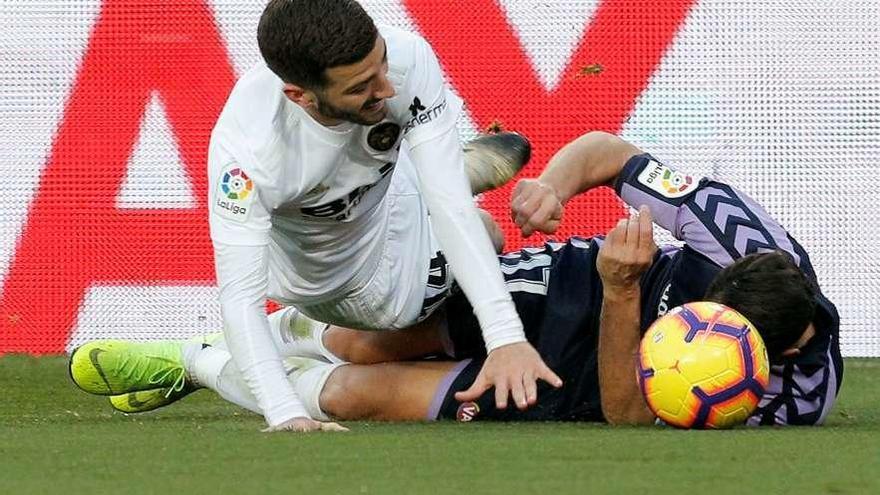 Gayá cae sobre el pucelano Javi Moyano.