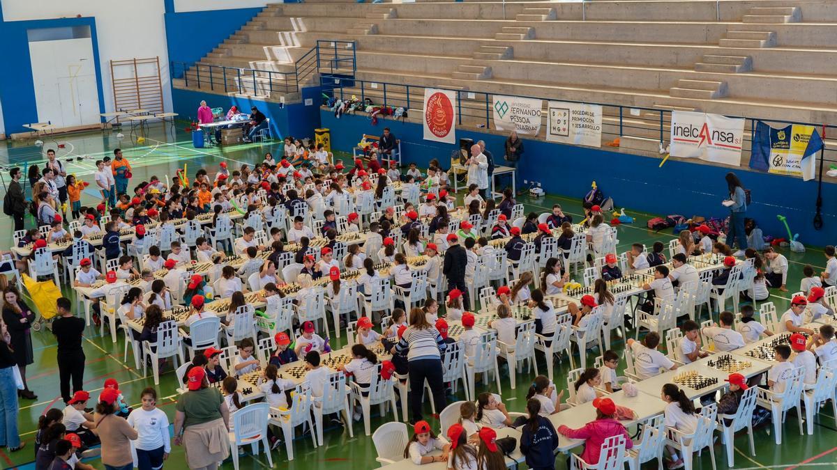 Un centenar de niños juegan al ajedrez en el pabellón Beatriz Mendoza