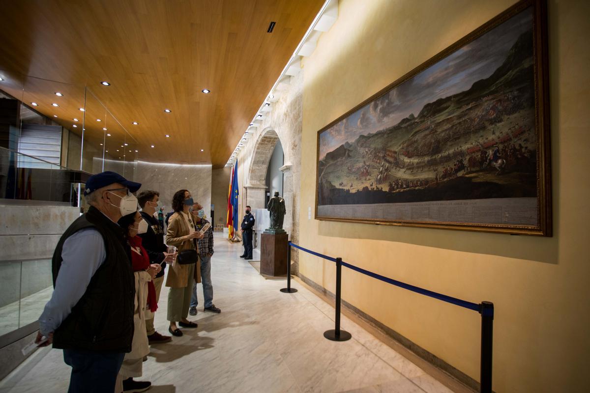 Valencianos ante el cuadro que representa la batalla de Almansa de 1707